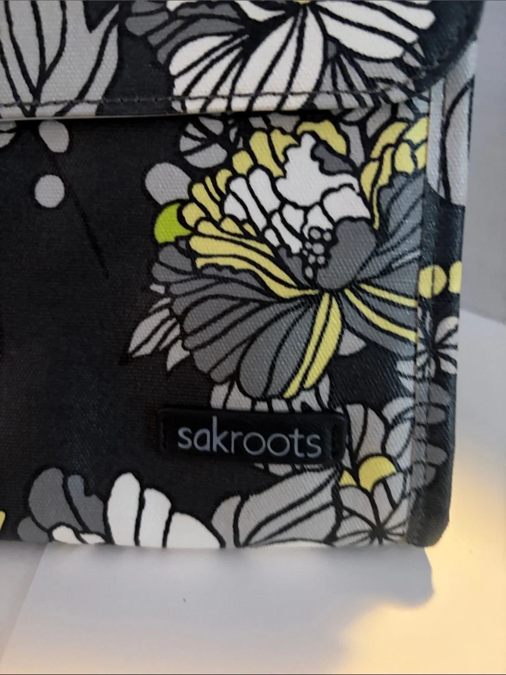 Sakroots Floral Compact lunch bag Tote in Black, Gray, White & Yellow